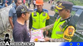 Caption: Wakapolrestabes Medan berikan bantuan kepada korban banjir, (dok. Joni Regamedianews).