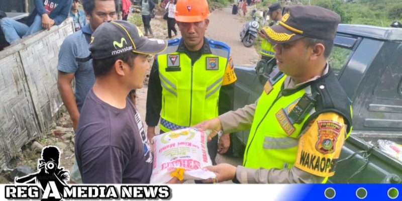 Caption: Wakapolrestabes Medan berikan bantuan kepada korban banjir, (dok. Joni Regamedianews).