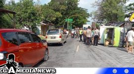 Caption: tampak petugas kepolisian berada di lokasi kejadian kecelakaan, (dok. regamedianews).