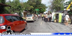 Dua Truk Adu Jotos di Camplong Sampang