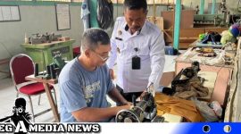 Caption: warga binaan Lapas Kelas IIA Pamekasan mengasah keterampilan menjahit, (dok. regamedianews).