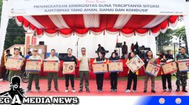 Caption: penerimaan hadiah acara halal bihalal dan olahraga bersama Forkopimda Labuhan Batu, (dok. regamedianews).