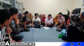 Caption: belasan KPM PKH Desa Mandangin saat berada di kantor Dinsos Sampang, (dok. regamedianews).