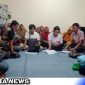 Caption: belasan KPM PKH Desa Mandangin saat berada di kantor Dinsos Sampang, (dok. regamedianews).
