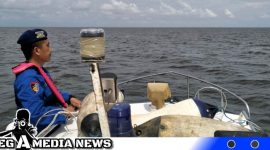 Caption: tim SAR Sat Polairud Polres Sampang tengah melakukan pencarian korban, (dok. regamedianews).