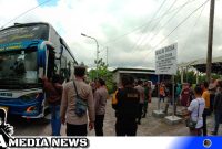 Caption: rombongan eks penganut syiah saat tiba di Desa Karang Gayam, (dok. regamedianews).