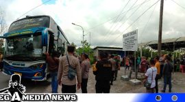 Caption: rombongan eks penganut syiah saat tiba di Desa Karang Gayam, (dok. regamedianews).