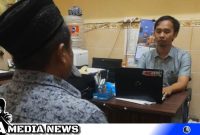 Caption: penyebar hoax tembak menembak diinterogasi penyidik Polres Sampang, (dok. regamedianews).
