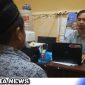 Caption: penyebar hoax tembak menembak diinterogasi penyidik Polres Sampang, (dok. regamedianews).