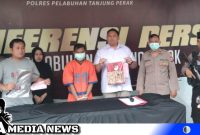 Caption: polisi tunjukkan tersangka kasus pembacokan dan barang buktinya, (dok. regamedianews).