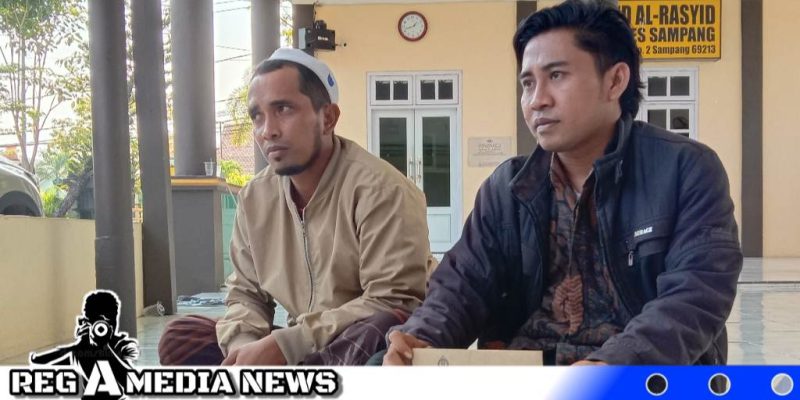 Caption: kuasa hukum dan pelapor kasus dugaan pemalsuan tanda tangan penuhi panggilan Polres Sampang, (dok. regamedianews).