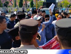 Aksi Demo Kejari Sampang Nyaris Memanas