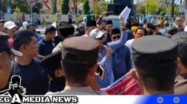 Caption: situasi demo didepan kantor Kejari Sampang sebelum nyaris memanas, (dok. regamedianews).