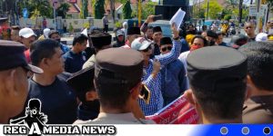 Aksi Demo Kejari Sampang Nyaris Memanas