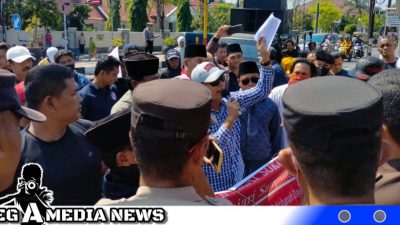 Aksi Demo Kejari Sampang Nyaris Memanas