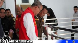 Caption: dua mantan pejabat Aceh Selatan tampak memakai rompi tahanan Kejaksaan, (dok. regamedianews).