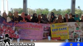 Caption: Icha Lovers Peduli pose bersama Eco Enzim Nusantara Sampang, (dok. regamedianews).
