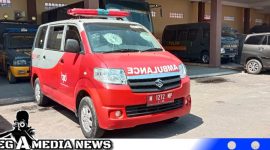 Caption: mobil ambulance RSUD Sampang yang dirusak tampak terparkir di halaman belakang Mapolres Sampang, (dok. regamedianews).