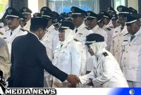 Caption: Plt Bupati Bangkalan berjabat tangan dengan kepala desa usai dilantik, (dok. regamedianews).