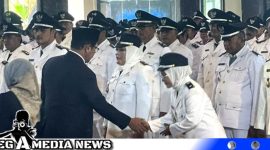 Caption: Plt Bupati Bangkalan berjabat tangan dengan kepala desa usai dilantik, (dok. regamedianews).