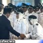 Caption: Plt Bupati Bangkalan berjabat tangan dengan kepala desa usai dilantik, (dok. regamedianews).