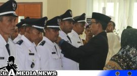 Caption: Bupati Aceh Selatan Tgk Amran lantik 31 keuchik terpilih, (dok. regamedianews).