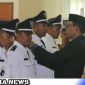 Caption: Bupati Aceh Selatan Tgk Amran lantik 31 keuchik terpilih, (dok. regamedianews).