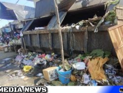 Tumpukan Sampah Liar Lengkapi Pasar Omben