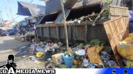 Caption: tampak tumpukan sampah berserakan di depan Pasar Omben, (dok. regamedianews).