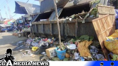 Tumpukan Sampah Liar Lengkapi Pasar Omben