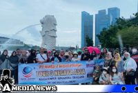 Caption: para peserta tur saat berpose didepan Marlion Park Singapura (dok.regamedianews)