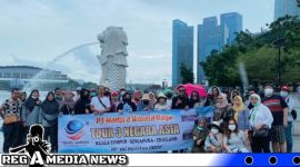 Caption: para peserta tur saat berpose didepan Marlion Park Singapura (dok.regamedianews)