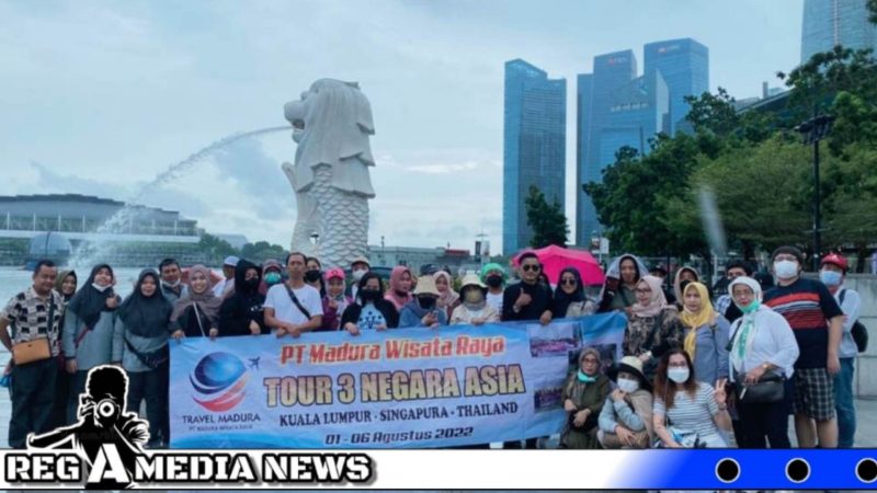 Caption: para peserta tur saat berpose didepan Marlion Park Singapura (dok.regamedianews)