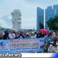 Caption: para peserta tur saat berpose didepan Marlion Park Singapura (dok.regamedianews)