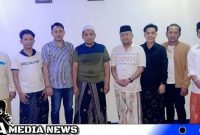 Caption: Bos Madura Travel Mohammad Fauzan, bersama beberapa musisi Madura, saat berkunjung ke Ponpes Al-Bhaidowiyah, (dok. regamedianews).