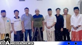Caption: Bos Madura Travel Mohammad Fauzan, bersama beberapa musisi Madura, saat berkunjung ke Ponpes Al-Bhaidowiyah, (dok. regamedianews).