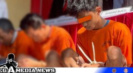 Caption: Polres Bangkalan tunjukkan tersangka pembunuhan di Karang Duwek Arosbaya, (dok. regamedianews).