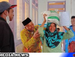 Senyum Warga Karang Penang Terima Bantuan Pangan