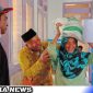 Caption: Pj Kades Karang Penang Onjur bantu warga saat terima bantuan pangan, (dok. regamedianews).