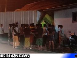 Truk Seruduk Warung Makan di Omben Sampang