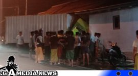 Caption: warga berkerumun bantu evakuasi sopir truk tabrak warung makan, (dok. regamedianews).