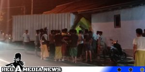 Truk Seruduk Warung Makan di Omben Sampang