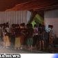 Caption: warga berkerumun bantu evakuasi sopir truk tabrak warung makan, (dok. regamedianews).