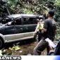 Caption: warga dan polisi hendak mengevakuasi mobil yang masuk jurang, (dok. regamedianews).
