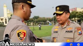 Caption: Kapolsek Banyuates Sampang saat terima penghargaan dari Kapolda Jatim, (dok. regamedianews).