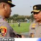 Caption: Kapolsek Banyuates Sampang saat terima penghargaan dari Kapolda Jatim, (dok. regamedianews).