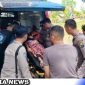 Caption: Anggota Polres Sampang dan Tim JSC Dinas Sosial saat hendak membawa warga pengidap kanker ke rumah sakit, (dok. regamedianews). 