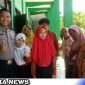 Caption: tampak kepedulian anggota Satbinmas Polres Sampang terhadap siswa-siswi difabel dan guru SLBN Sampang, (dok. regamedianews).
