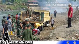 Caption: saat gotong royong bersihkan sampah di Taman RTH Pala Indah Tapaktuan, (dok. regamedianews).