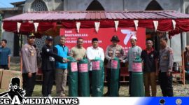 Caption: Kapolres Aceh Selatan turun langsung saat baksos ke masjid di Desa Jambo Keupok, (dok. regamedianews).